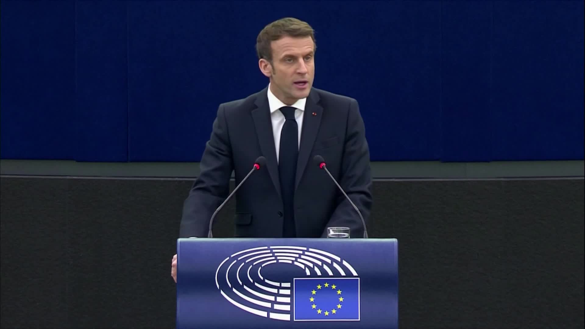 에마뉘엘 마크롱 프랑스 대통령이 지난달 19일 프랑스 스트라스부르 유럽의회에서 연설하고 있다. (KBS 자료화면=로이터)
