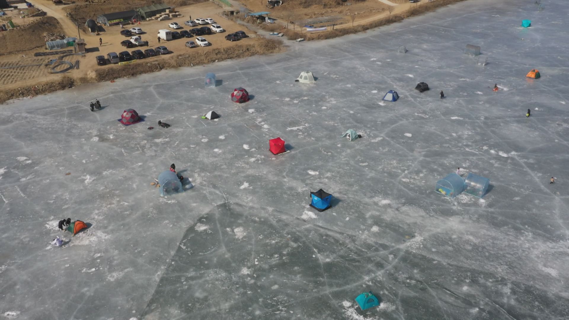 강원도 춘천의 북한강 상류. 얼음 낚시객들이 세운 텐트가 줄줄이 늘어서 있다.