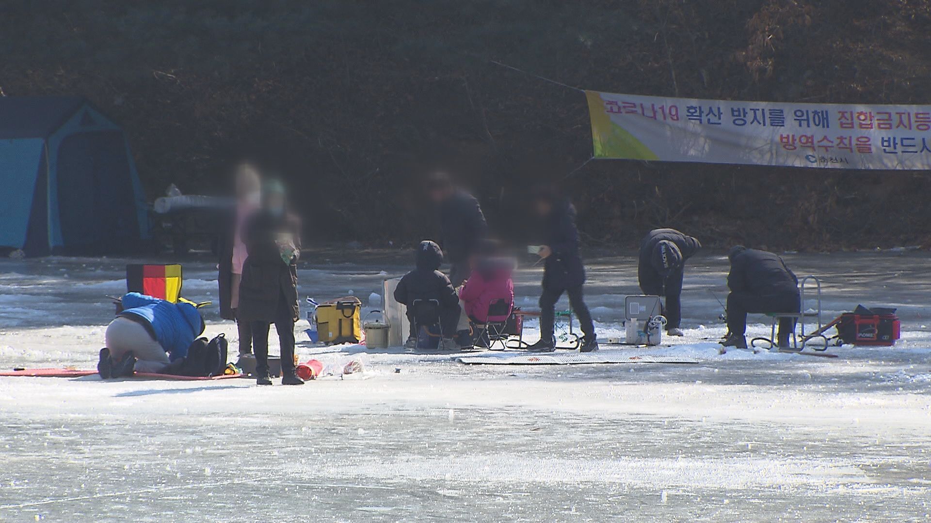 가족 단위 빙어낚시객도 어렵지 않게 찾아볼 수 있었다. 개인 안전장비를 챙겨 온 낚시객들은 없었다.