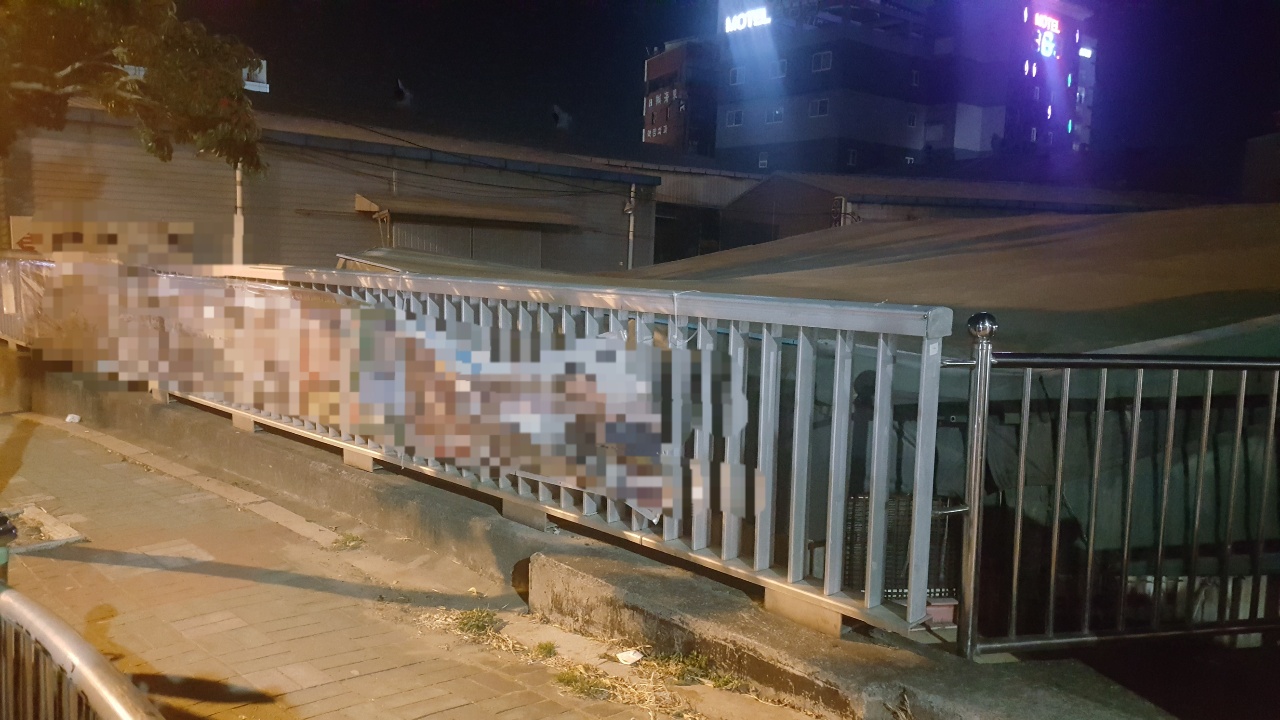 철제 울타리에 설치된 선거 벽보가 훼손된 모습 (출처: 부산경찰청)