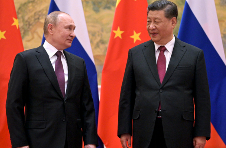 베이징 동계올림픽 개막식 당일인 2월 4일 베이징에서 정상회담을 가진 푸틴 러시아 대통령(왼쪽)과 시진핑 중국 주석이 기념촬영 중 이야기를 나누고 있다. 러시아의 우크라이나 침공은 베이징 동계올림픽이 끝나고 패럴림픽이 시작하기 전 실시됐다.(사진/연합뉴스)