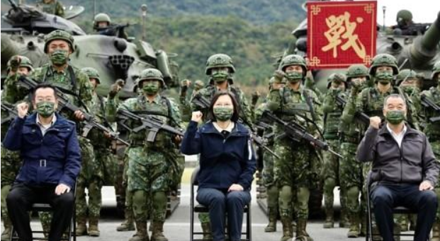 차이잉원 타이완 총통(가운데)는 23일 국가안보회의를 열고 러시아의 우크라이나 침공을 주권 침해로 규탄했다. 우크라이나에 동병상련을 느낀다고도 말했다. (사진/연합뉴스)