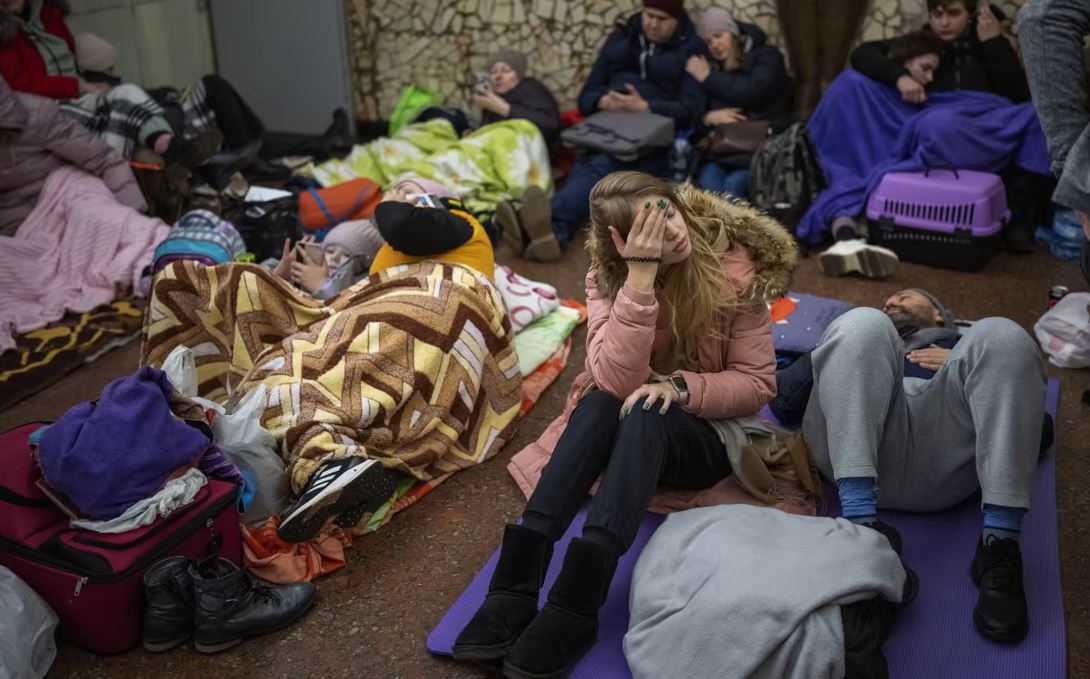 러시아가 우크라이나를 침공한 이후 긴급 대피한 우크라이나 국민들, 수도 키에프  (출처: AP)
