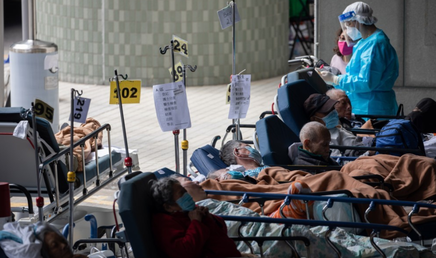 홍콩 카리타스 메디컬센터의 임시 구역에 코로나19 환자들이 대기하고 있다. (사진/연합뉴스)