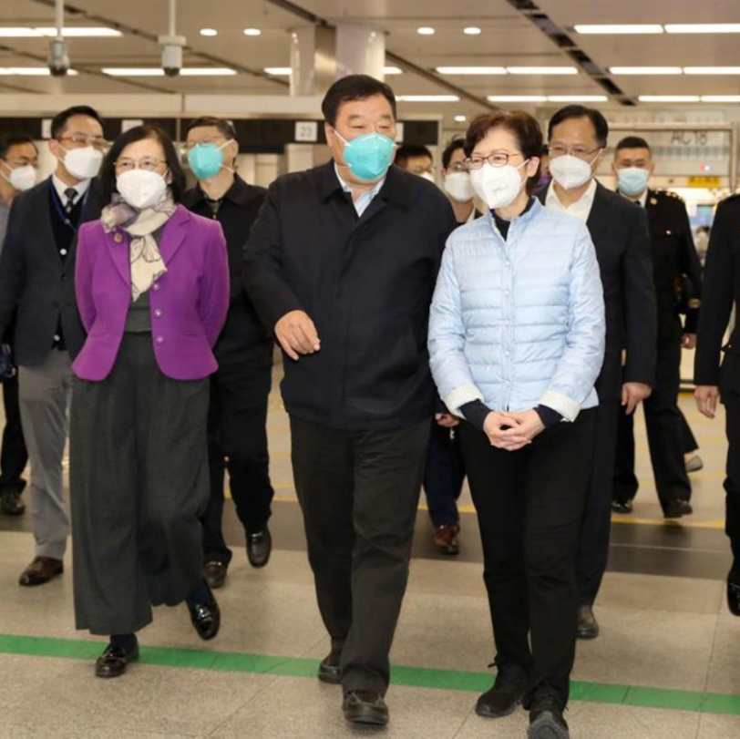 2월 28일 홍콩에 도착한 중국 방역 지원단을 캐리람 홍콩 행정장관(앞줄 오른쪽)이 맞이하고 있다. (사진/인민망)