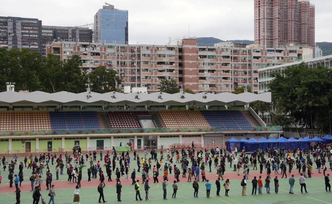 코로나19 검사를 받기 위해 줄을 서 대기중인 홍콩 시민들(사진/연합뉴스)
