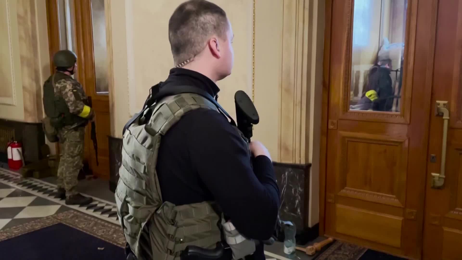  지난 1일 CNN -로이터 인터뷰 당시 촬영된 젤렌스키 우크라이나 대통령 집무실에 보초를 선 무장 장병의 모습. 
