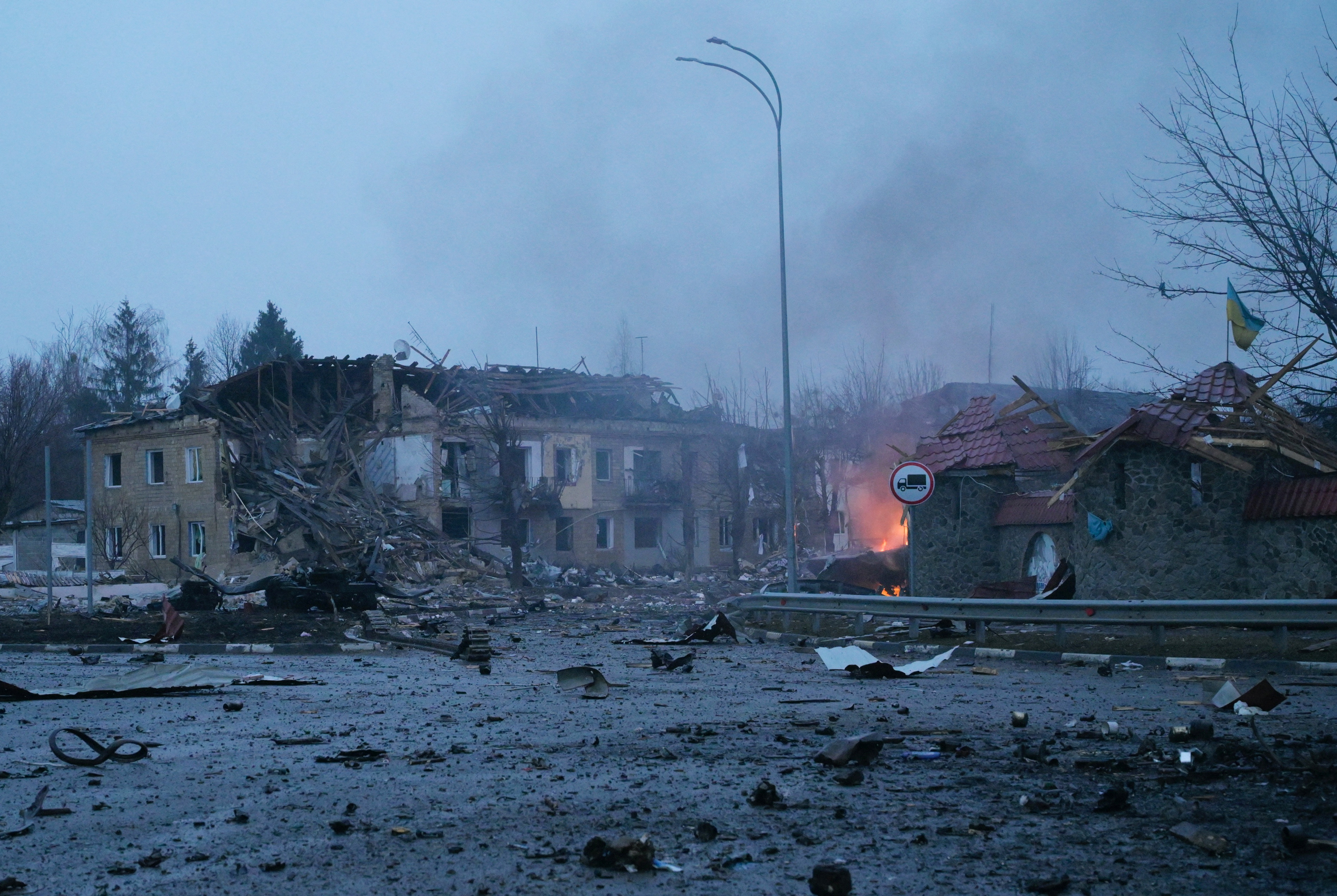 우크라이나 키이우 주의 보로디안카 지역의 건물들이 2일(현지시각) 포격으로 인해 파괴된 모습. (사진=연합뉴스)