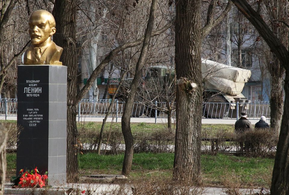 우크라이나 동쪽의 한 도시에 군수물자를 실은 러시아 군용트럭이 지나간다. 앞에 레닌의 동상이 보인다. (사진: 로이터)