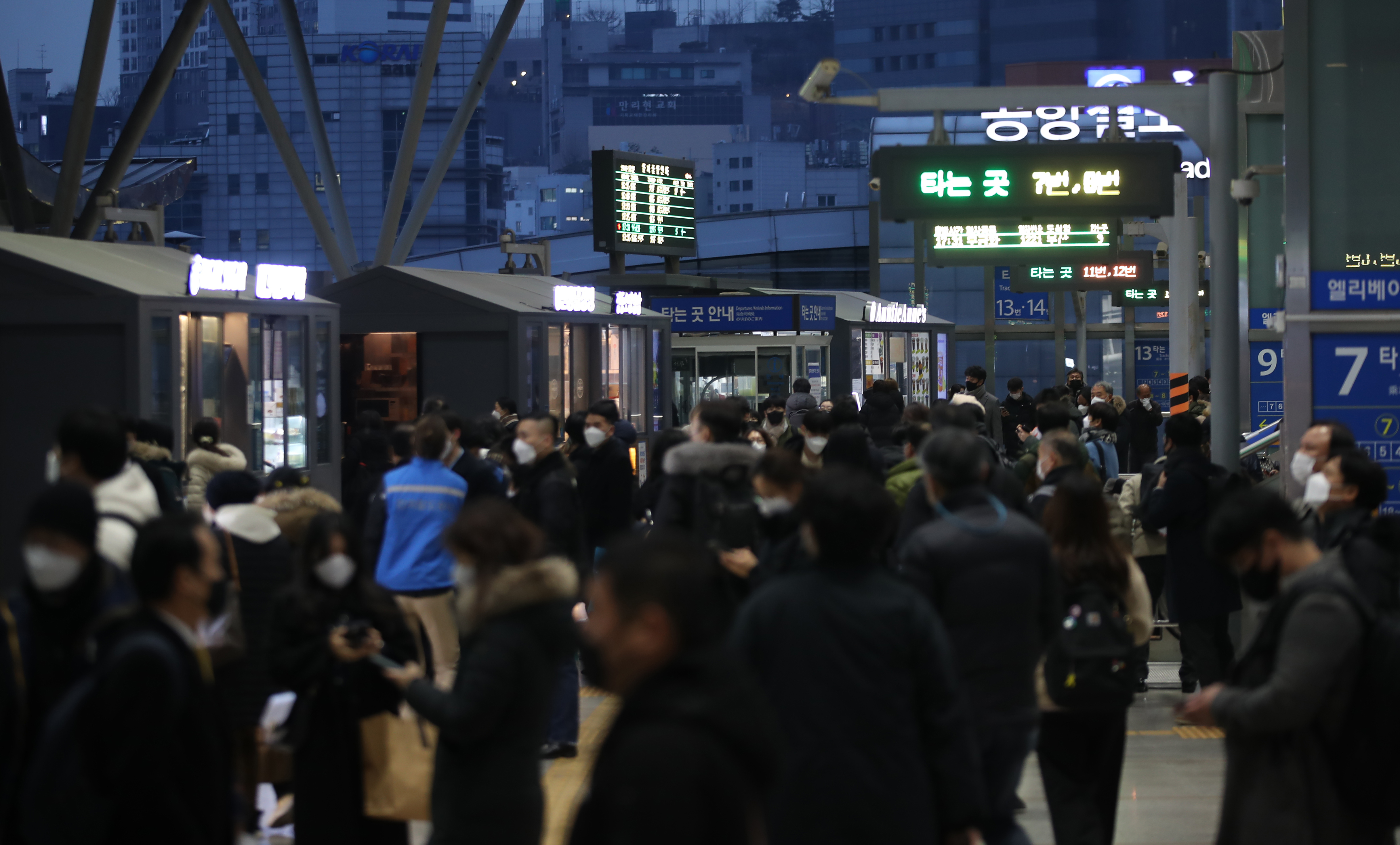 지난 1월 5일 KTX 탈선사고 발생 이후 열차 지연으로 혼잡해진 서울역 (출처: 연합뉴스)