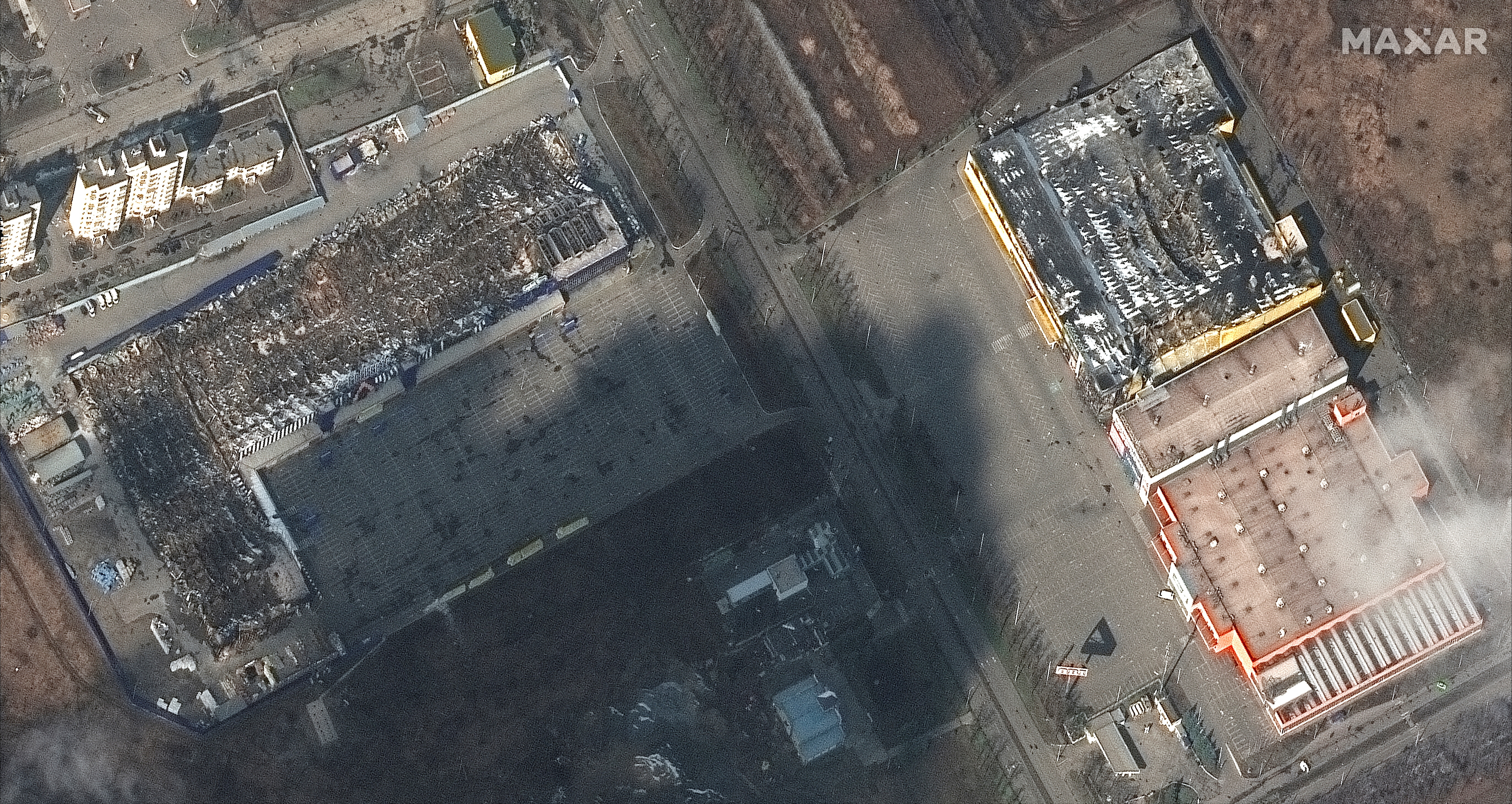 공습으로 형체를 알아볼 수 없게 된 마리우폴의 식료품점과 쇼핑몰의 모습을 촬영한 위성 사진.