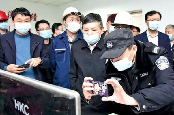 2021년 3월 11일 황춘루 중국 생태환경부 부장(앞줄 가운데)이 베이징 인근 허베이성 탕산의 제출 금속 공장을 방문해 조사하는 모습. (중국 생태환경부 홈페이지)