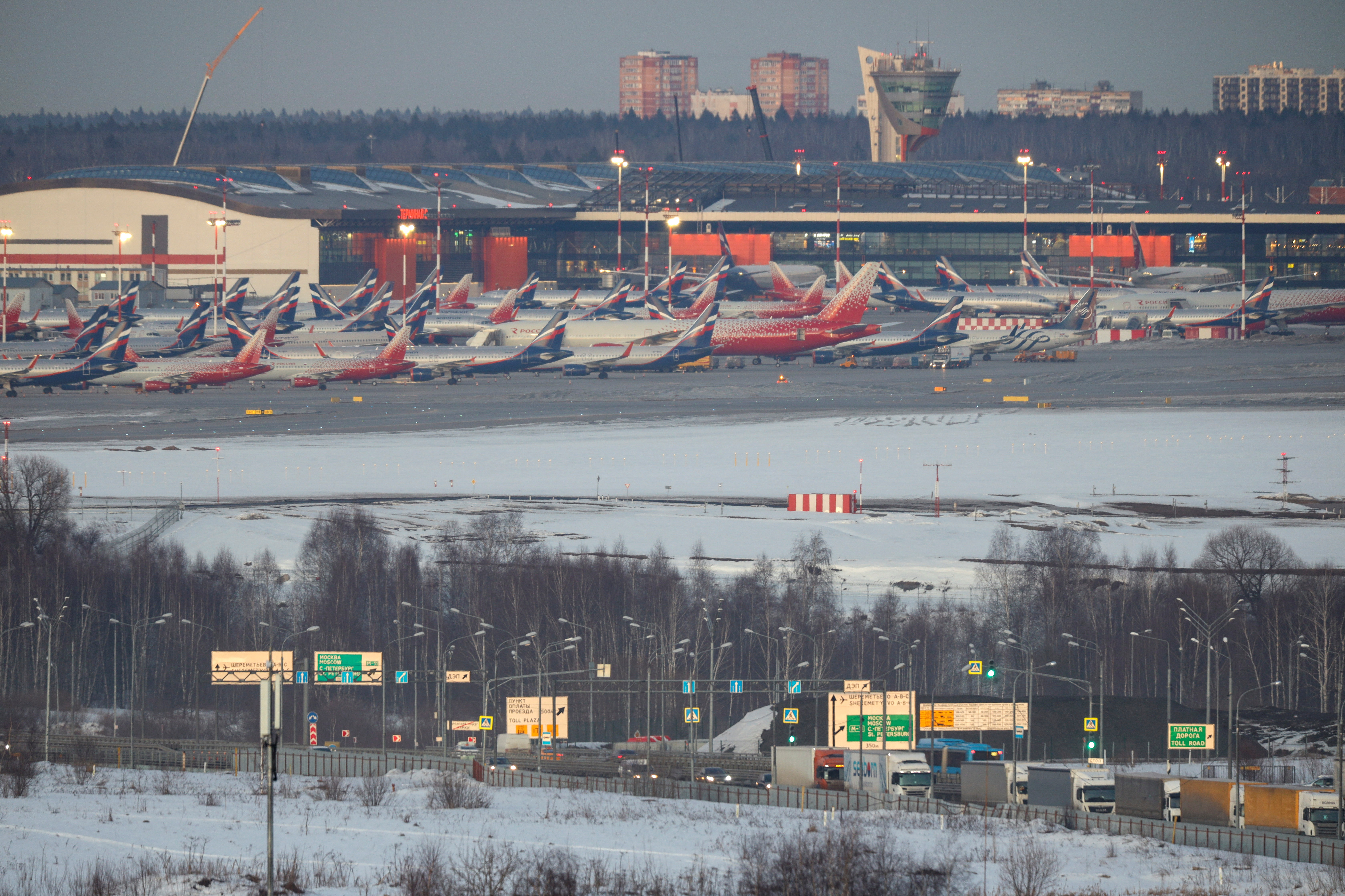 북미 영공의 비행이 금지된 아에로플로트와 로시야 등 러시아 항공사 소속 여객기들이 모스크바 셰레메티예보 국제공항에서 대기하는 모습.