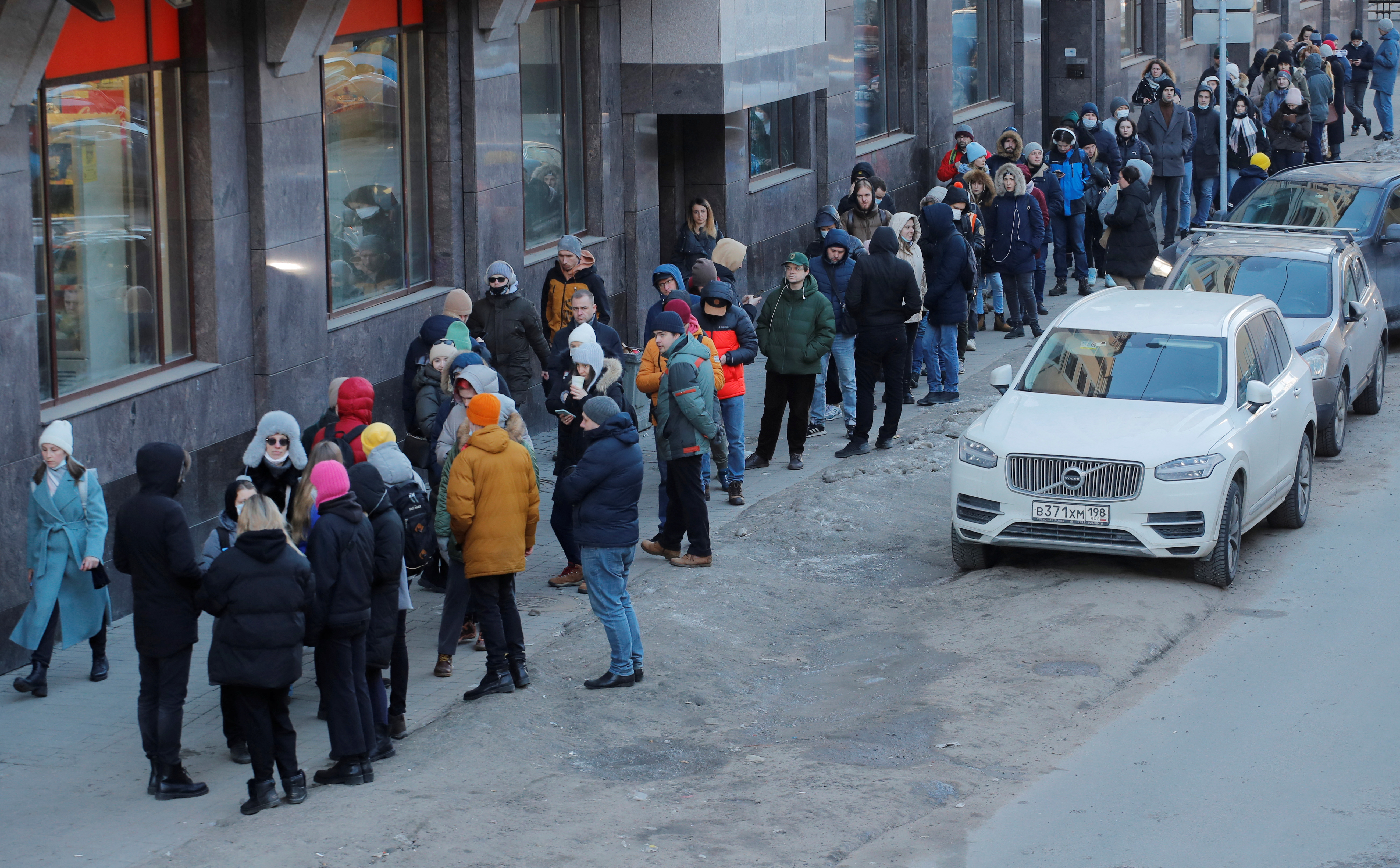 루블화의 가치 폭락이 이어지는 가운데, 현금을 찾기 위해 현금자동인출기（ATM） 앞에 러시아인들이 줄을 선 모습.