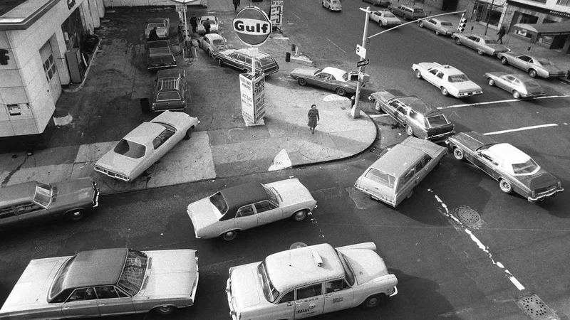 1973년 12월 뉴욕의 한 주유소, 차량들이 사방에서 줄지어 기름 공급을 기다리고 있다. 사진 AP