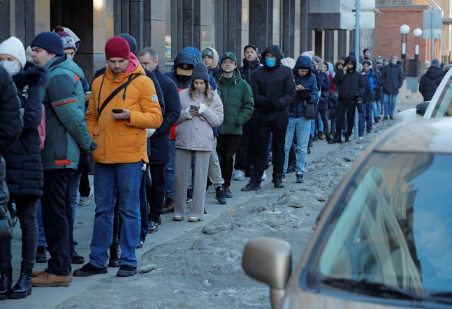 현금 인출기 순서를 기다리는 러시아 상트페테르부르크 시민들. 사진 로이터