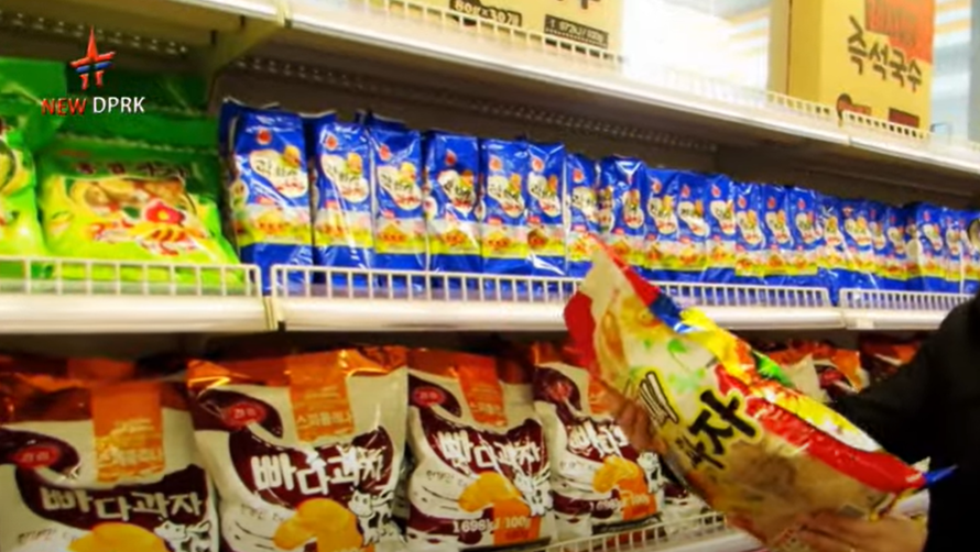 북한 평양의 한 슈퍼마켓 안 과자 진열대 모습 (사진 출처 : 유투브 화면)