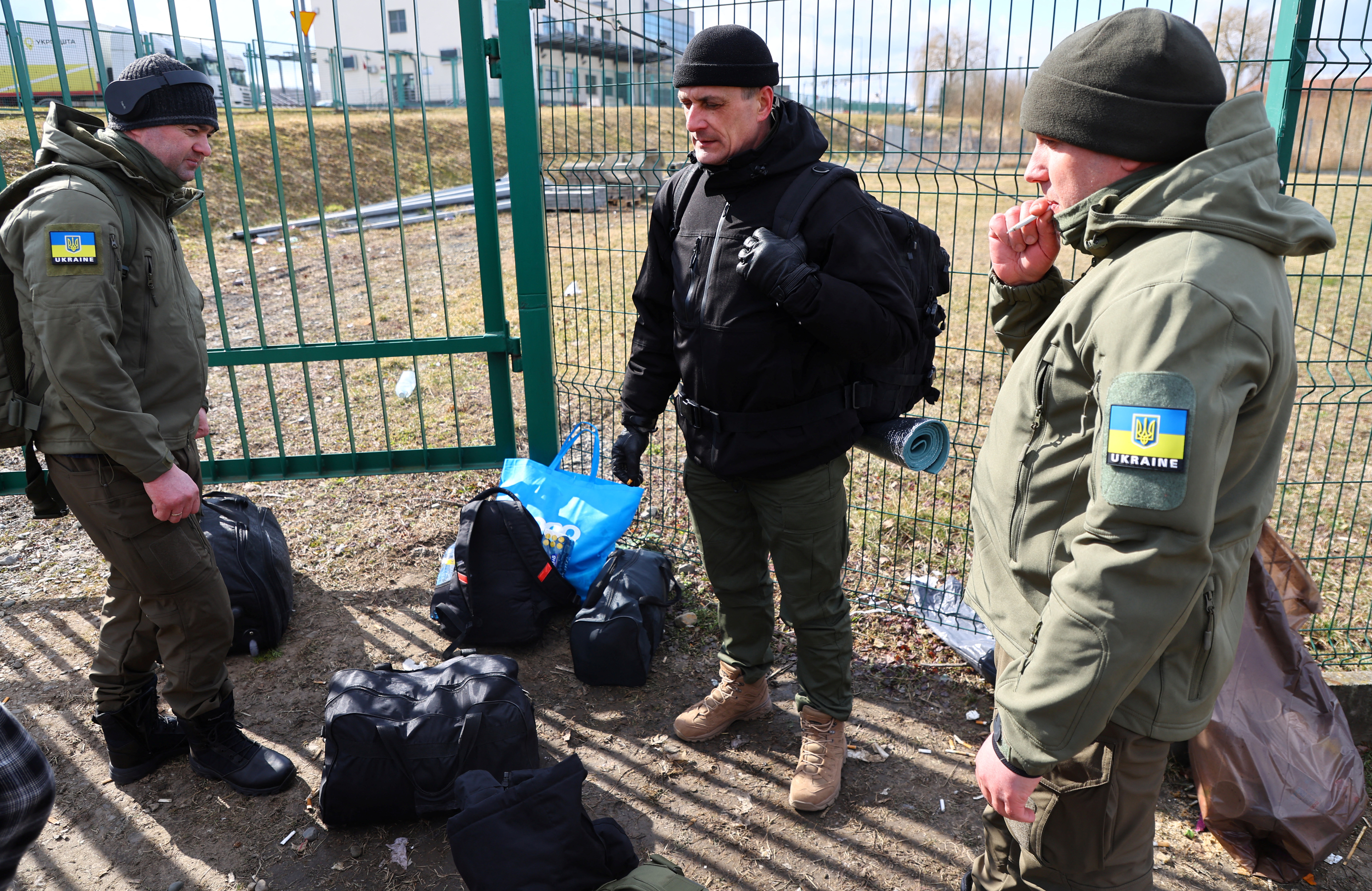 우크라이나 국제의용군에 자원하려는 에스토니아 남성들이 지난 10일 폴란드 메디카 국경검문소 앞에 모여 있다. [사진=로이터 연합뉴스]