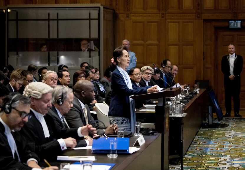 2019년 12월 국제사법재판소에 출석한 아웅 산 수 치 고문, 로힝야 학살에 대한 군부의 책임을 사실상 부인했다. 사진 로이터