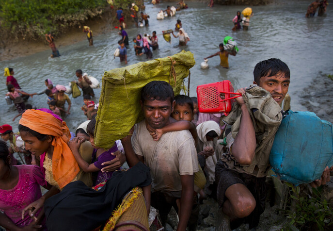 2017년 9월, 미얀마군의 공격을 피해 강을 건너는 로힝야족 주민들  사진 AP