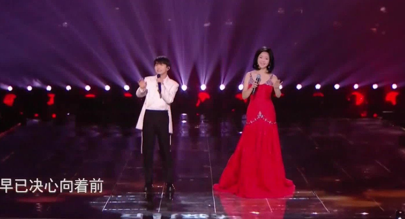AI 덩리쥔은 지난해 중국 장쑤 위성TV의 연말 방송에 출연해 신세대 가수와 함께 공연했다. (사진/장쑤 위성TV)