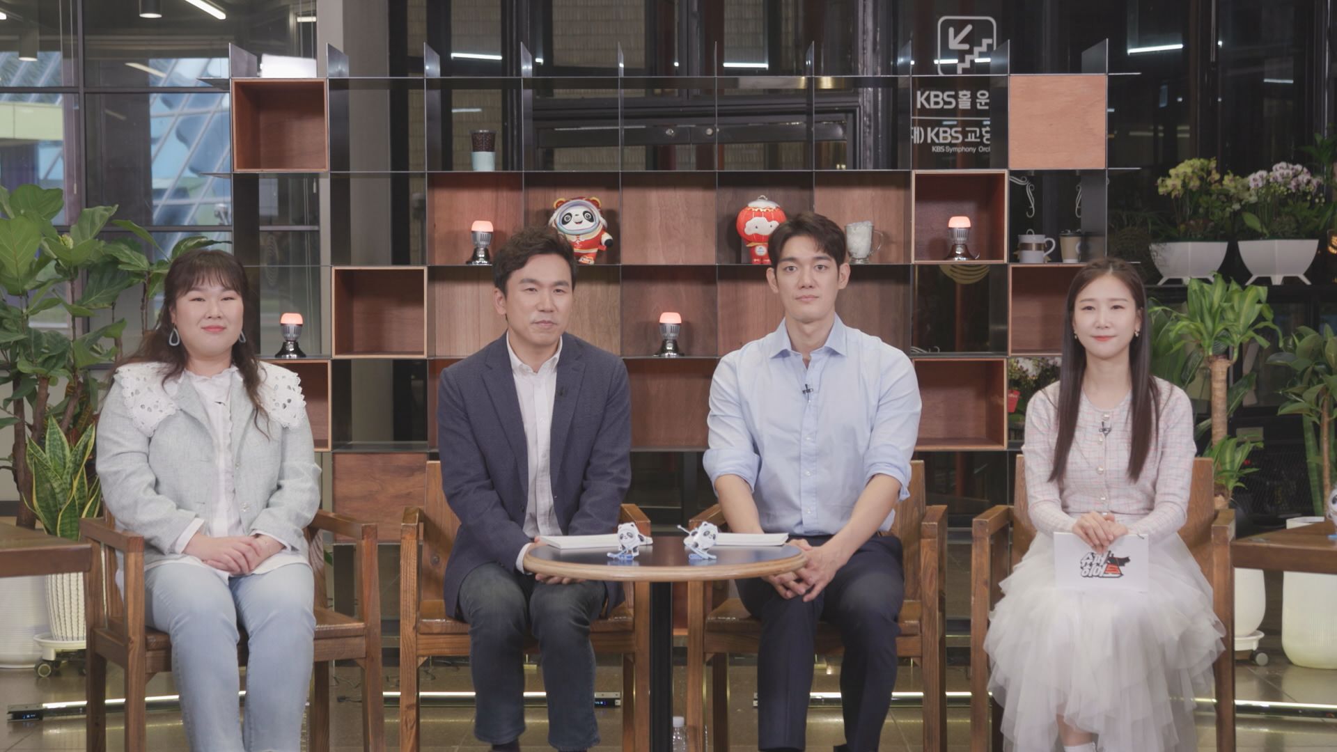 슈퍼히어로 진행자-개그우먼 김민경, 아나운서 이광용, 해설위원 박재민, 개그우먼 박소영