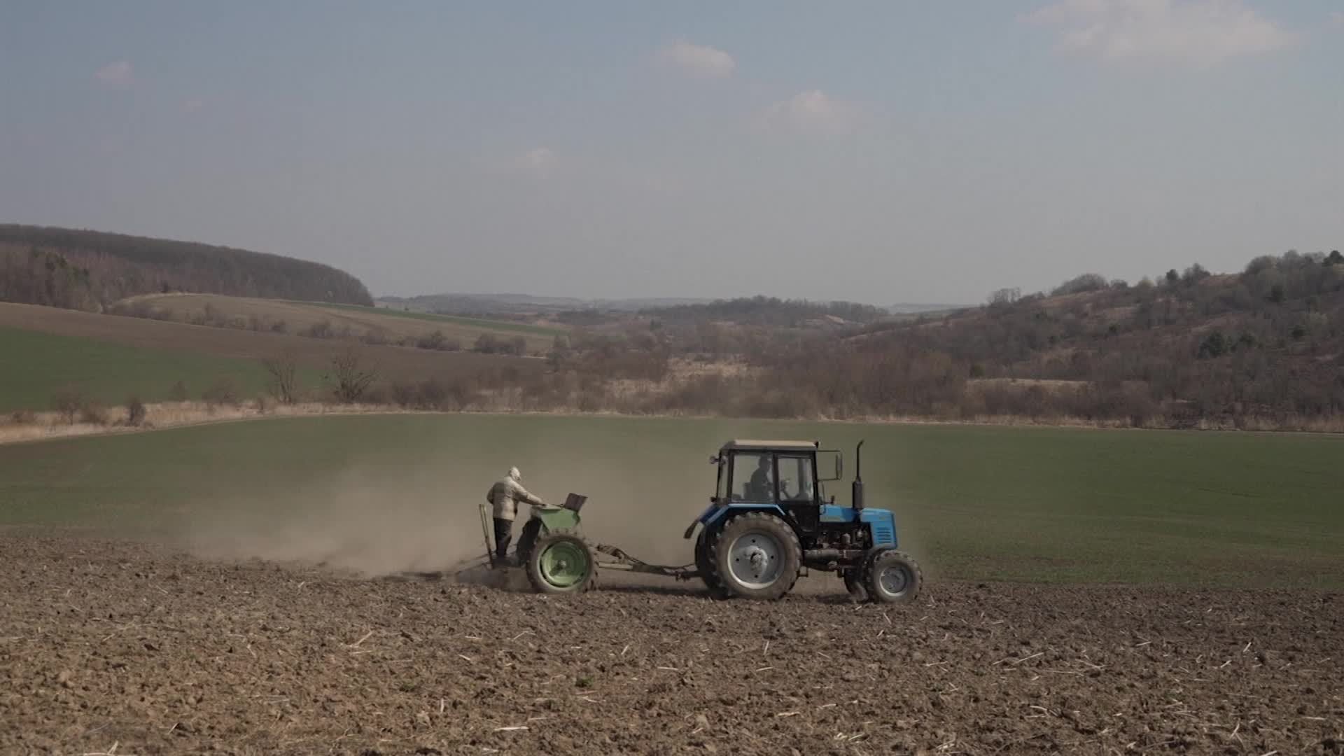 우크라이나 서부 리비우 인근의 농경지에서 파종에 앞서 땅을 고르는 모습