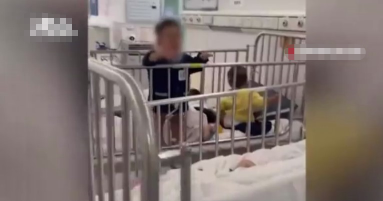 7살 이하 어린이 감염자를  격리시키고 있는 상하이시 공공위생센터의 모습. 어린 아이 여러 명이 한 침대를 사용하고 있다. (출처: 이디엔즈쉰)