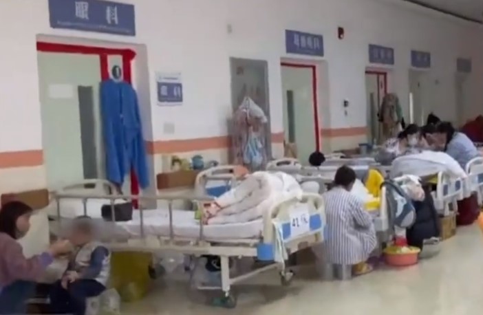 상하이시 둥방위성 TV가 보도한 5일 자 공공위생센터의 모습.  어린이 환자들이 부모와 함께 생활하고 있다. (출처: 둥방위성TV)