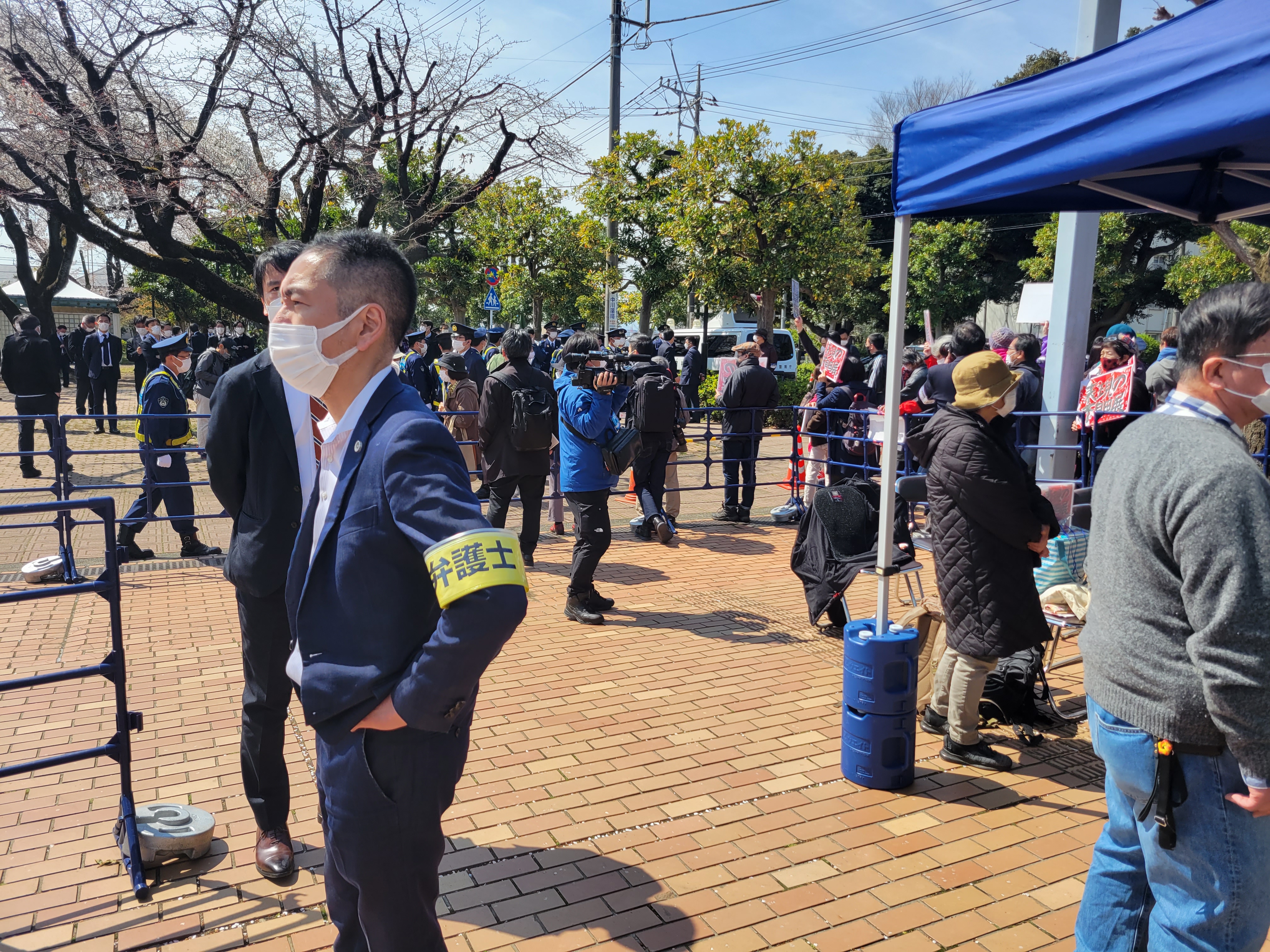 전시장 앞에서 우익의 행동을 주시하고 있는 변호사