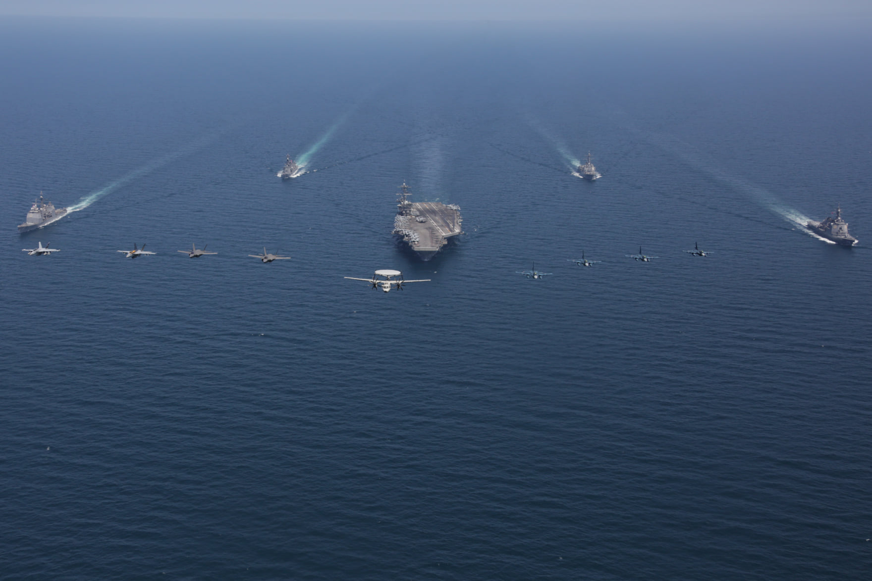 미 에이브러햄 링컨 항모 전단이 지난 12일 동해 공해상에서 일본 해상 자위대와 합동 훈련을 하는 모습 (출처: 미 7함대 페이스북)