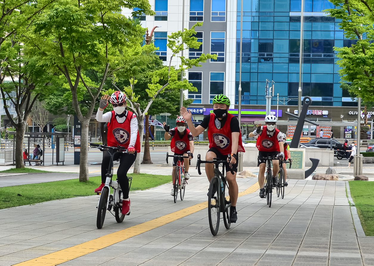 지난해 7월 신임 주부산미국영사로 부임한 데이비드 제(오른쪽) 영사가 자전거로 부산시청 광장에 들어서는 모습. 주부산미국영사관 제공