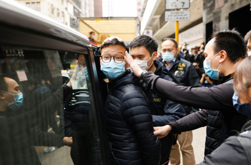 지난해 12월 29일 홍콩 경찰에 체포되는 패트릭 람 입장신문 편집국장 대행. (사진/연합뉴스)