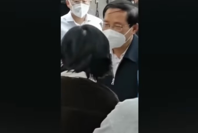 리창 상하이 당서기가 항의하는 주민들에게 대화를 시도하고 있다. (출처: 에포크타임즈)