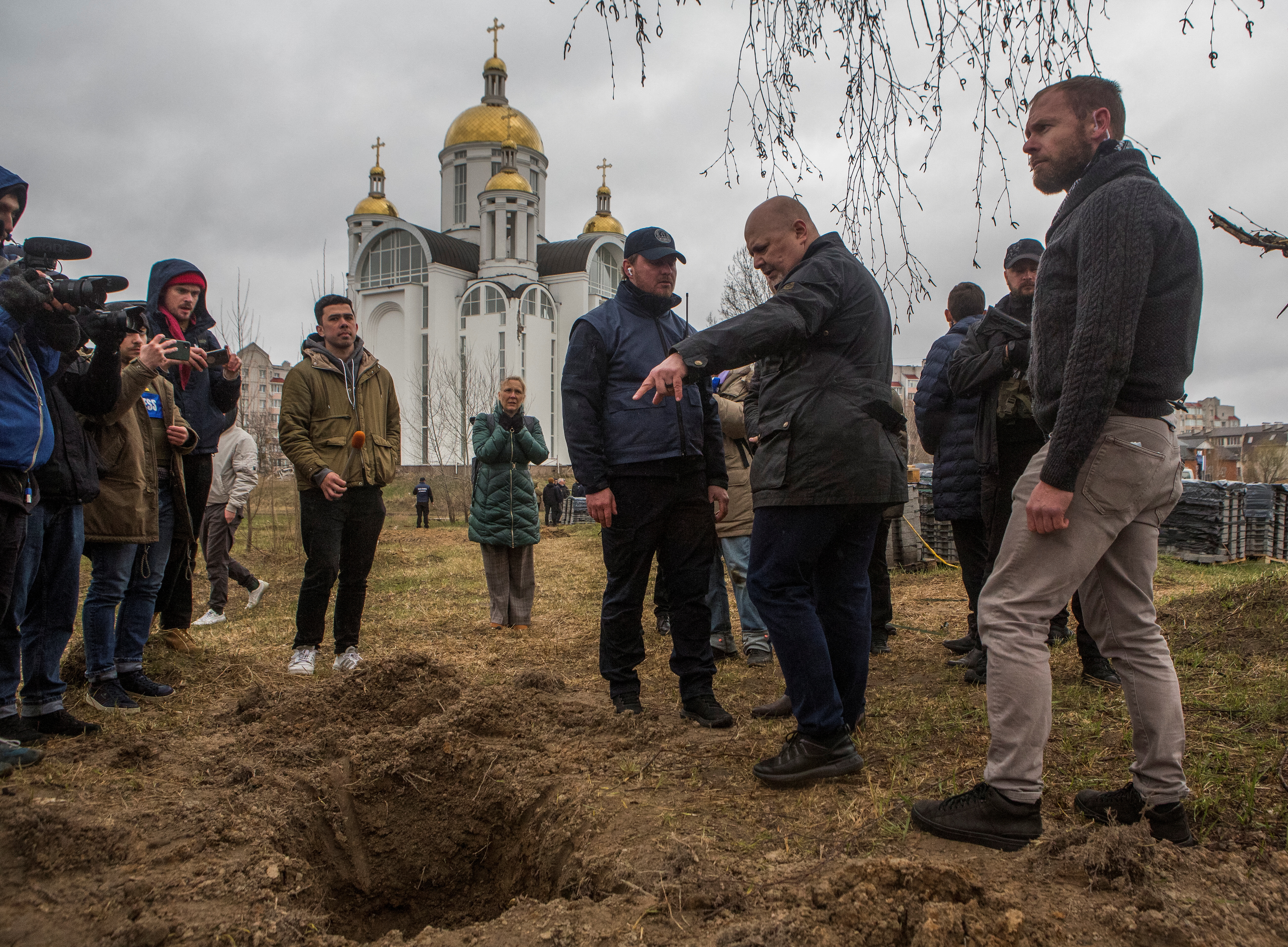 현지시간 13일 카림 칸 국제형사재판소 검사장이 우크라이나 부차에서 민간인 학살 현장을 찾은 모습