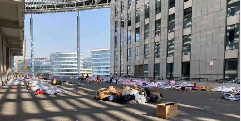쓰레기들이 널려있는 상하이 격리시설 외부 모습 (출처: 웨이보)