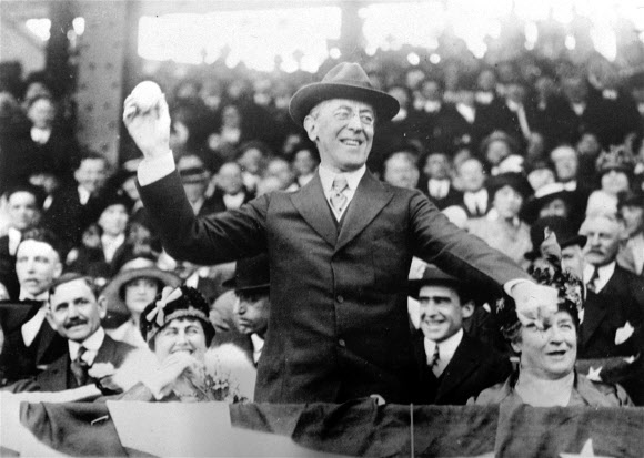 1916년, 야구경기에서 시구하는 우드로 윌슨 대통령
