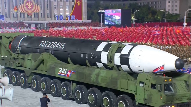 2020년 10월 10일 열병식에서 공개된 신형 ICBM. 사진 출처 : 연합뉴스