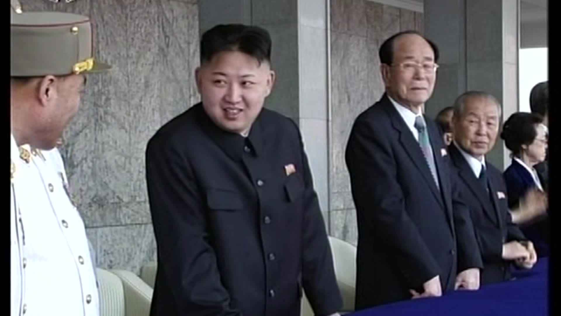 2012년 4월 15일 북한 평양 김일성광장에서 열린 김일성 생일 100주년 열병식에 참석한 김정은 위원장. 김 위원장은 이날 처음으로 자신의 목소리를 공개했다.