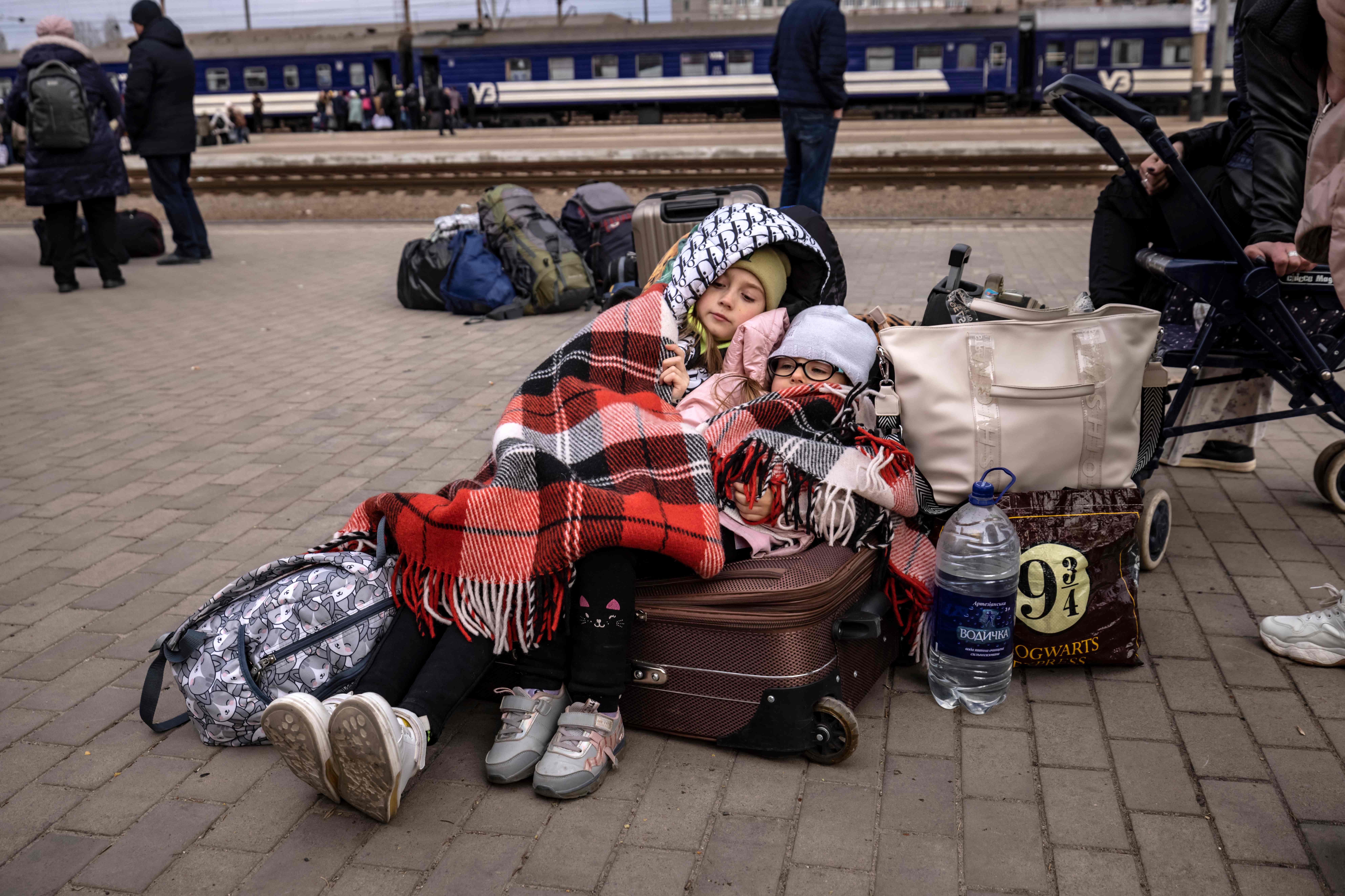 지난 5일 우크라이나 크라마토르스크에서 피난 열차를 기다리는 어린이들
