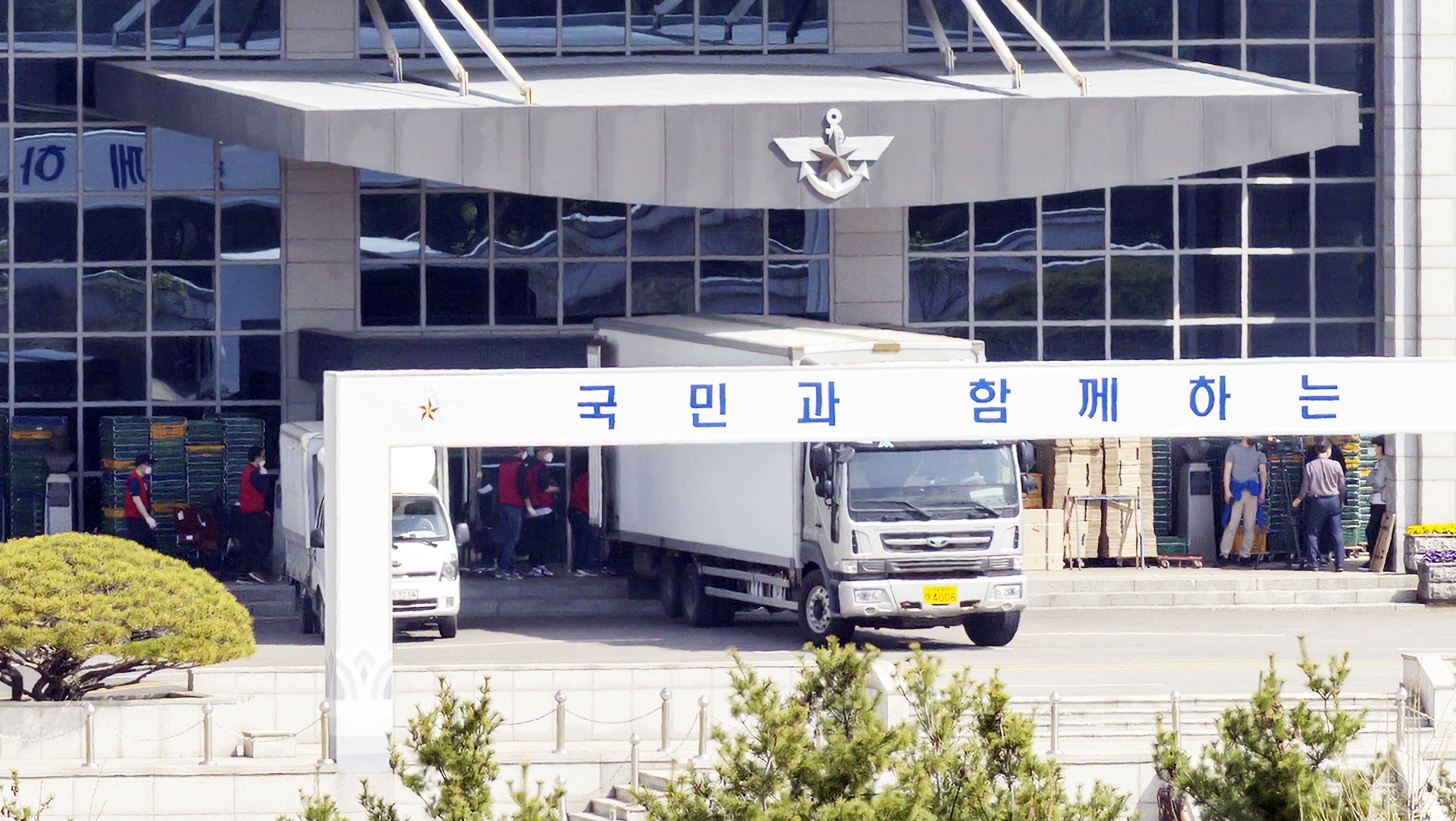 지난 12일 서울 용산구 국방부 청사 앞에 이사 트럭이 주차되어 있는 모습. [화면출처 : 연합뉴스]