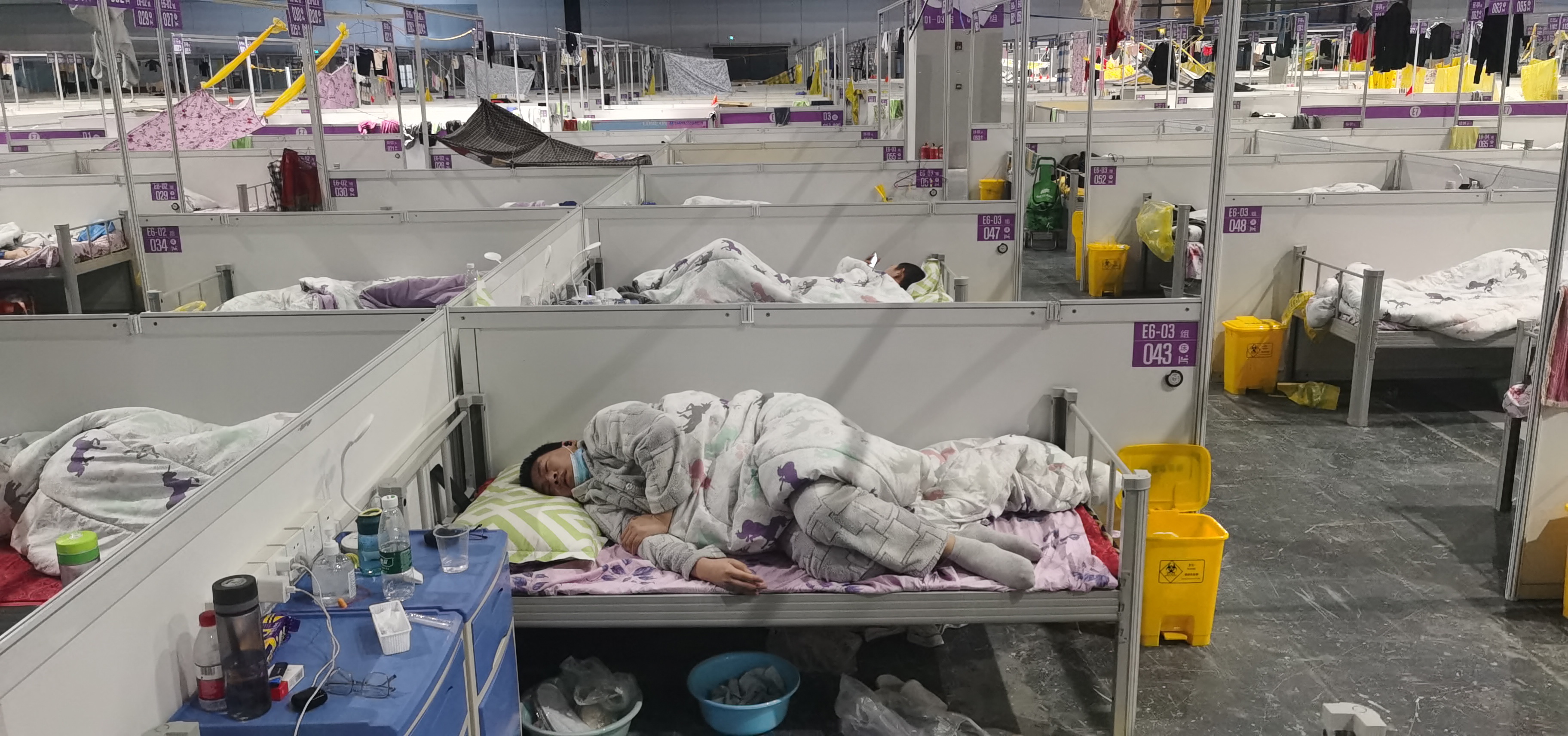 코로나19 임시 병원에 수용된 상하이 시민들
