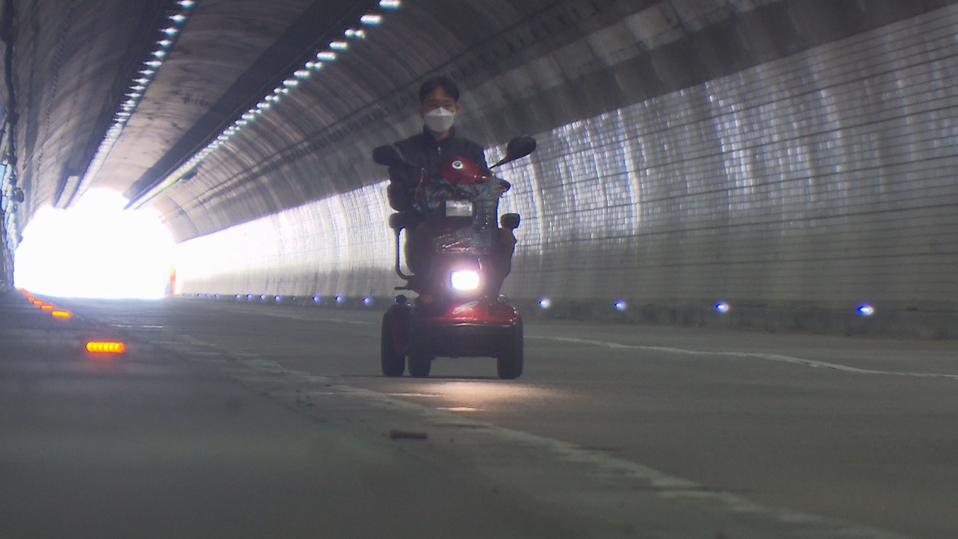 지체장애인 김용대 씨가 전남 화순과 광주광역시 경계에 있는 ‘너릿재 터널’을 전동휠체어로 건너고 있다.