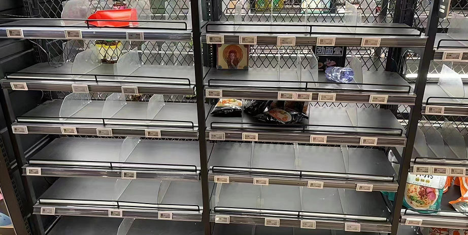 중국 베이징의 한 식품상점 진열대가 텅 비었다. 코로나19 확산에 따른 도시 봉쇄설이 확산되면서 수도 베이징 곳곳에서 사재기가 벌어지고 있다. (사진/웨이보)
