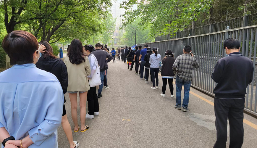베이징의 한인 밀집지역 왕징의 한 아파트 단지에 아침 일찍부터 사람들이 PCR 검사를 위해 줄을 서 대기하고 있다. 왕징이 포함된 베이징 차오양구는 주민들은 이번 주에만 세 차례 PCR 검사를 받아야 한다. (사진/조성원 기자)