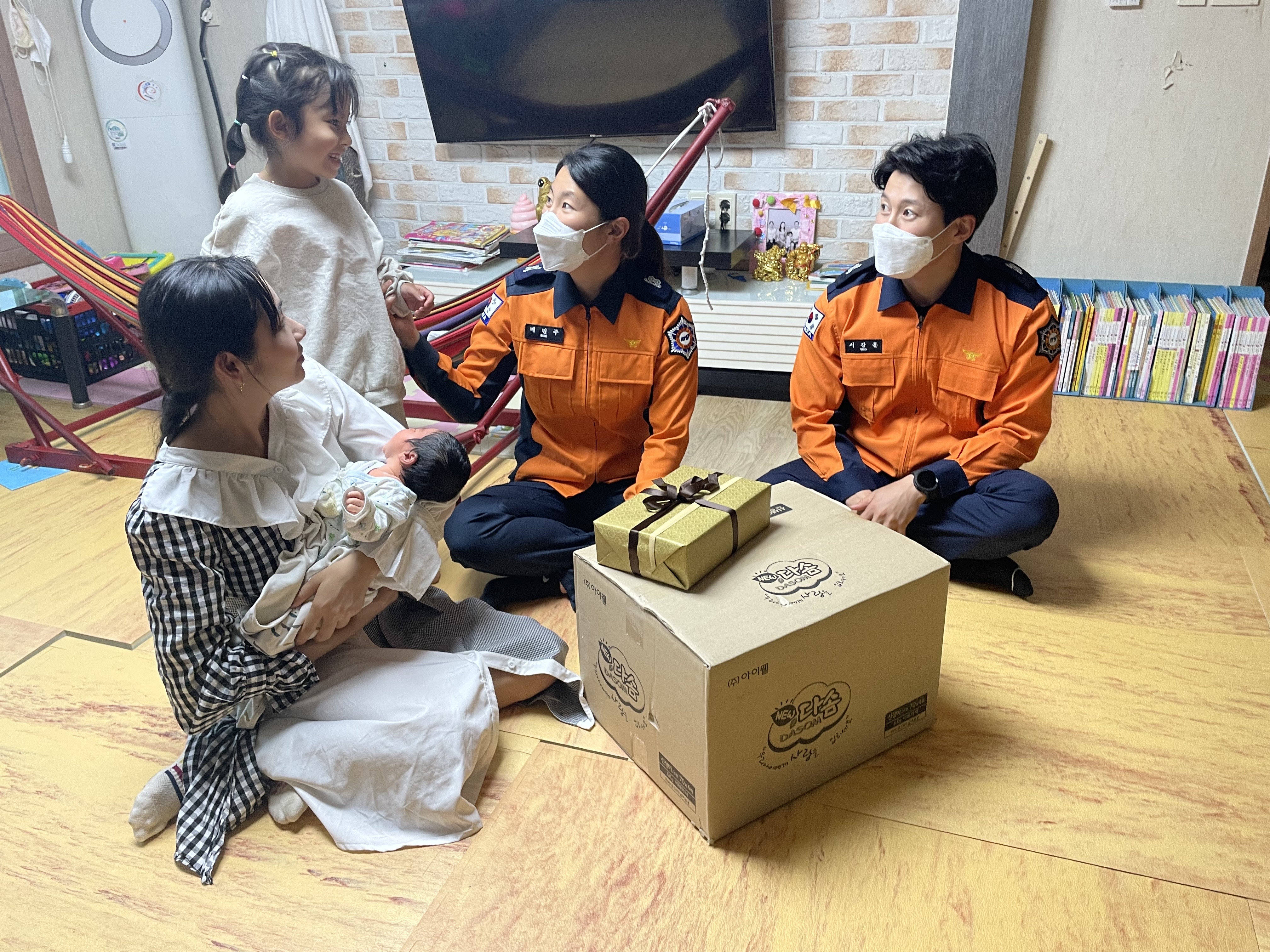 학나롱 씨의 집을 찾아 신생아 용품을 선물한 제주동부소방서 구급대원들(화면 제공=제주동부소방서)