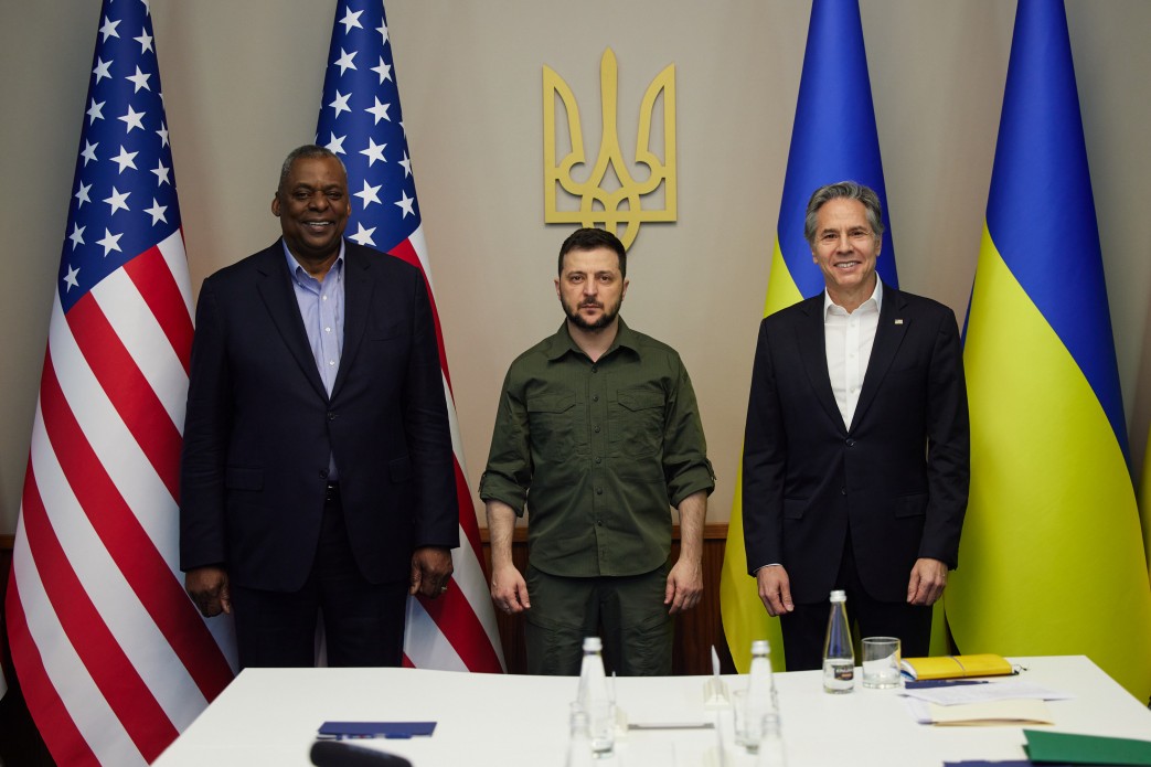 현지시간 24일 우크라이나 키이우에서 볼로디미르 젤렌스키 대통령(가운데)과 로이드 오스틴(왼쪽) 미 국방장관, 토니 블링컨 미 국무장관(오른쪽)이 회동했다. [사진출처 : 우크라이나 대통령실]