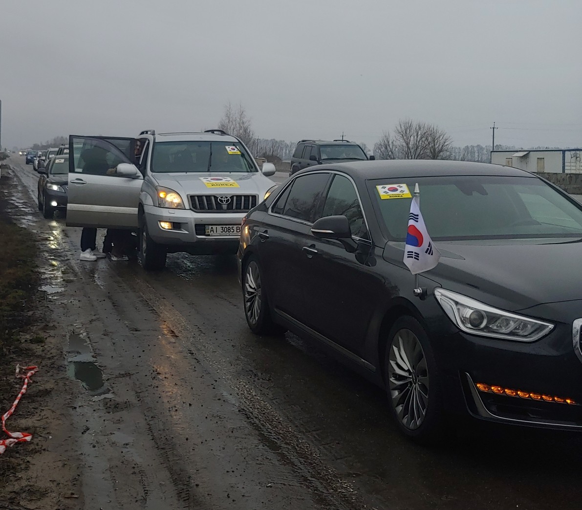 지난달 차량에 태극기를 부착한 채 우크라이나 키이우를 빠져나오는 한국대사관 일행의 모습. [사진제공 : 주우크라이나 한국대사관]
