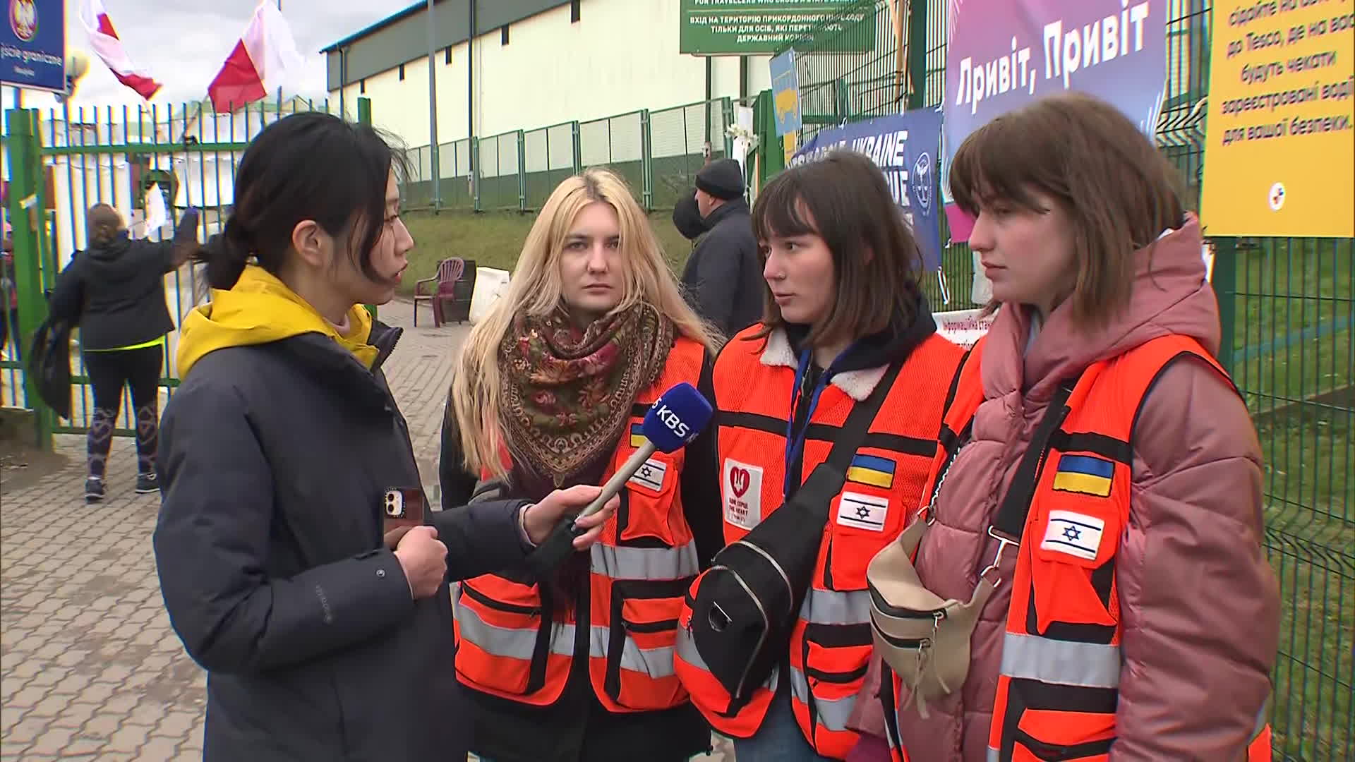 우크라이나인 자원봉사자들. 왼쪽부터 20살 이반카 카메츠카, 20살 올렉산드라 바사라브, 19살 마리아나 바흐다이.
