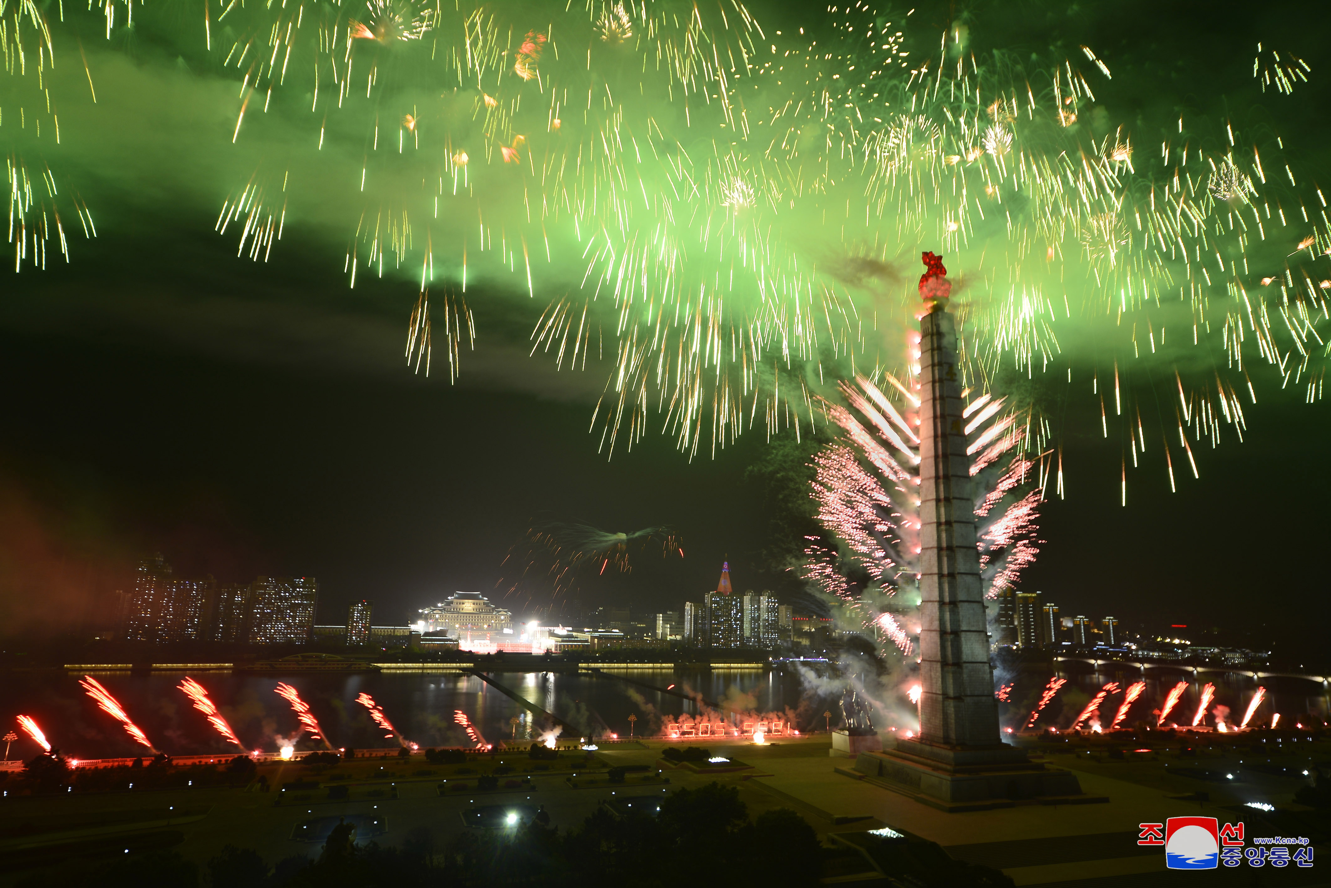 주체사상탑 주위로 화려한 불꽃놀이가 펼쳐지는 모습 (사진 출처 : 연합뉴스)